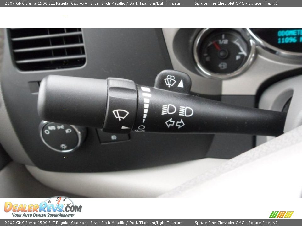 Controls of 2007 GMC Sierra 1500 SLE Regular Cab 4x4 Photo #31