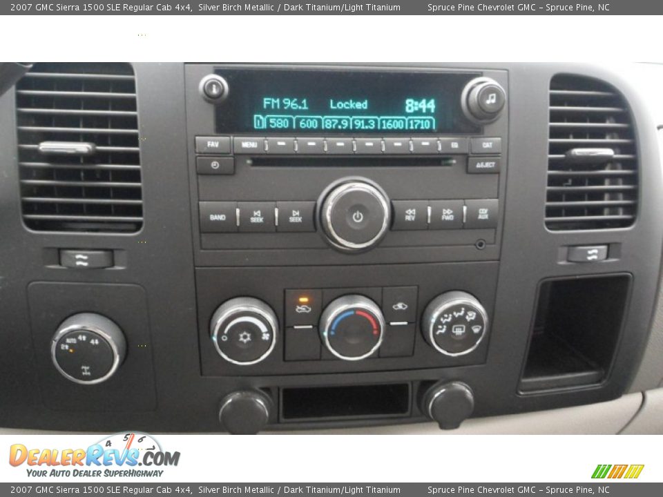 Controls of 2007 GMC Sierra 1500 SLE Regular Cab 4x4 Photo #32