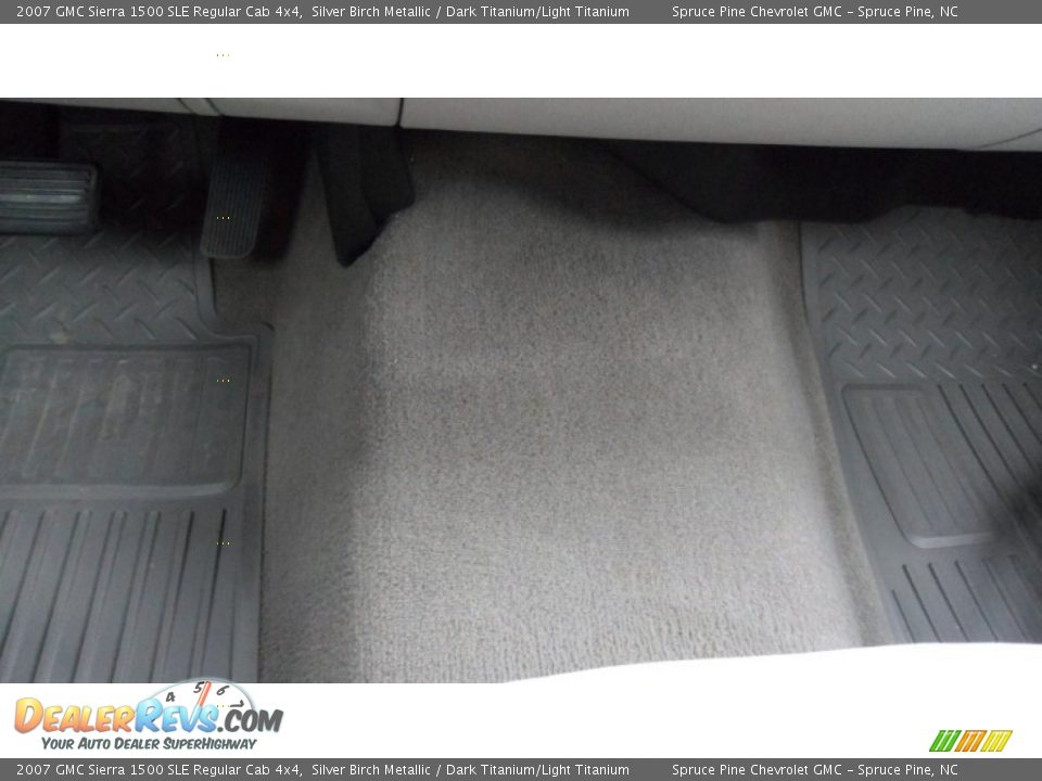 2007 GMC Sierra 1500 SLE Regular Cab 4x4 Silver Birch Metallic / Dark Titanium/Light Titanium Photo #36