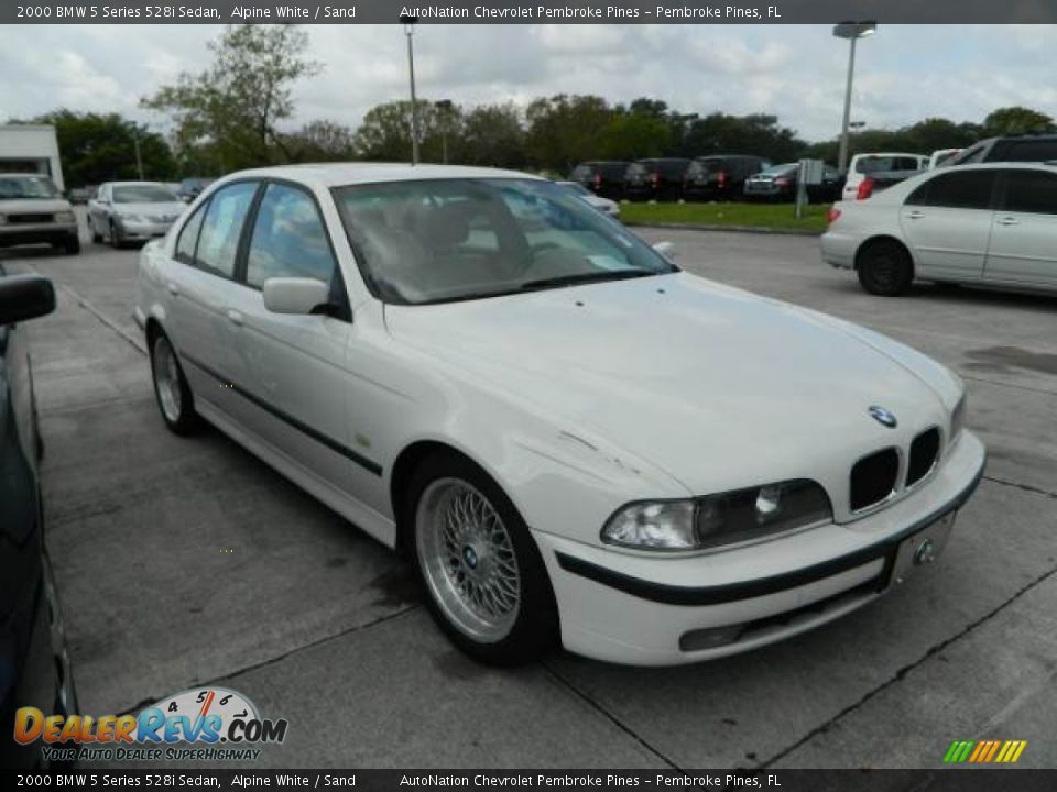 Front 3/4 View of 2000 BMW 5 Series 528i Sedan Photo #3