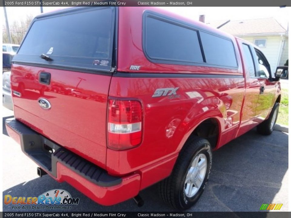 2005 Ford F150 STX SuperCab 4x4 Bright Red / Medium Flint Grey Photo #2
