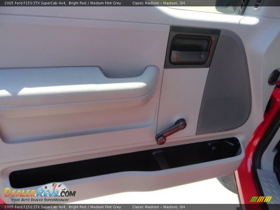 2005 Ford F150 STX SuperCab 4x4 Bright Red / Medium Flint Grey Photo #3
