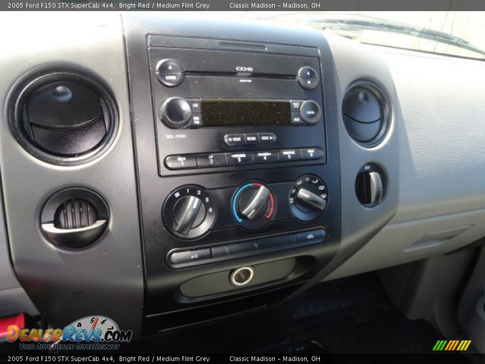 2005 Ford F150 STX SuperCab 4x4 Bright Red / Medium Flint Grey Photo #5