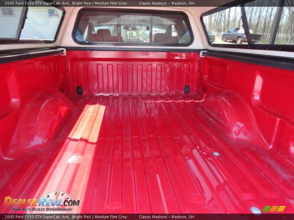 2005 Ford F150 STX SuperCab 4x4 Bright Red / Medium Flint Grey Photo #9
