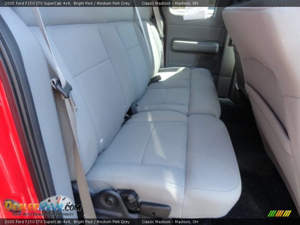 2005 Ford F150 STX SuperCab 4x4 Bright Red / Medium Flint Grey Photo #10