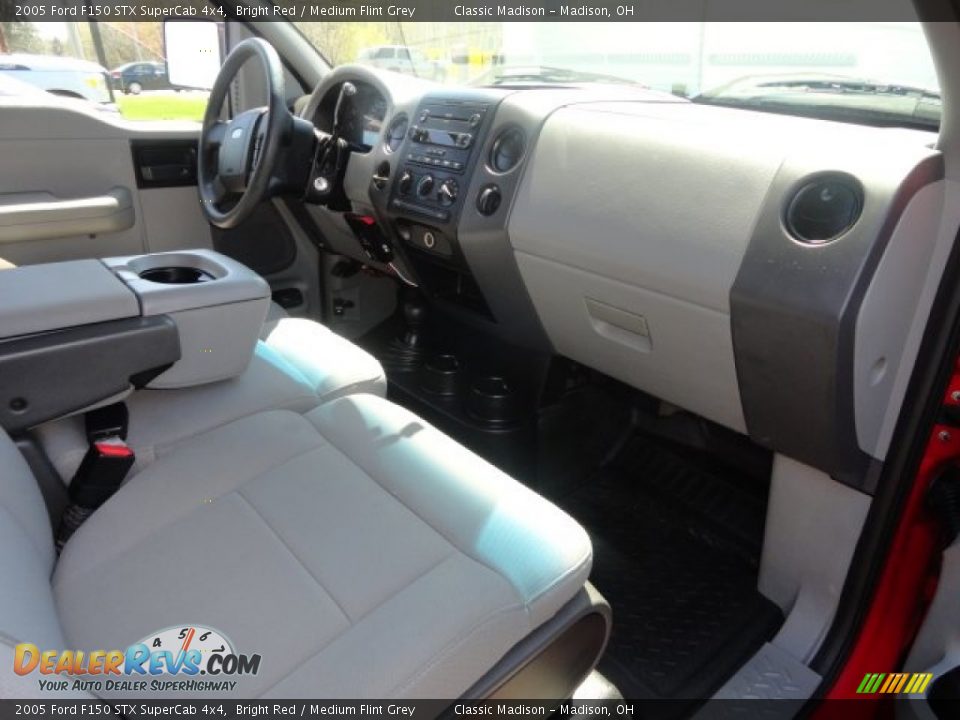 2005 Ford F150 STX SuperCab 4x4 Bright Red / Medium Flint Grey Photo #12