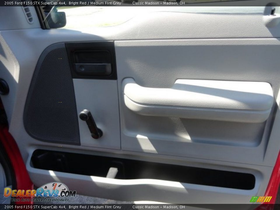 2005 Ford F150 STX SuperCab 4x4 Bright Red / Medium Flint Grey Photo #13