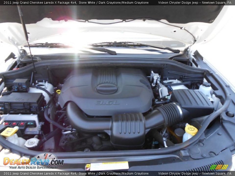 2011 Jeep Grand Cherokee Laredo X Package 4x4 Stone White / Dark Graystone/Medium Graystone Photo #20
