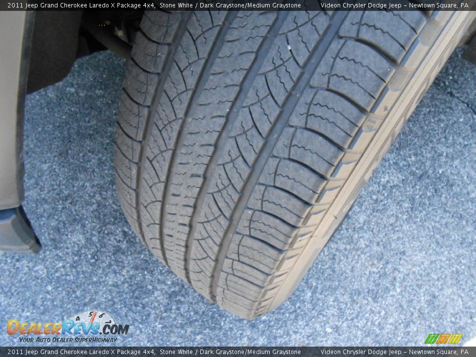 2011 Jeep Grand Cherokee Laredo X Package 4x4 Stone White / Dark Graystone/Medium Graystone Photo #22