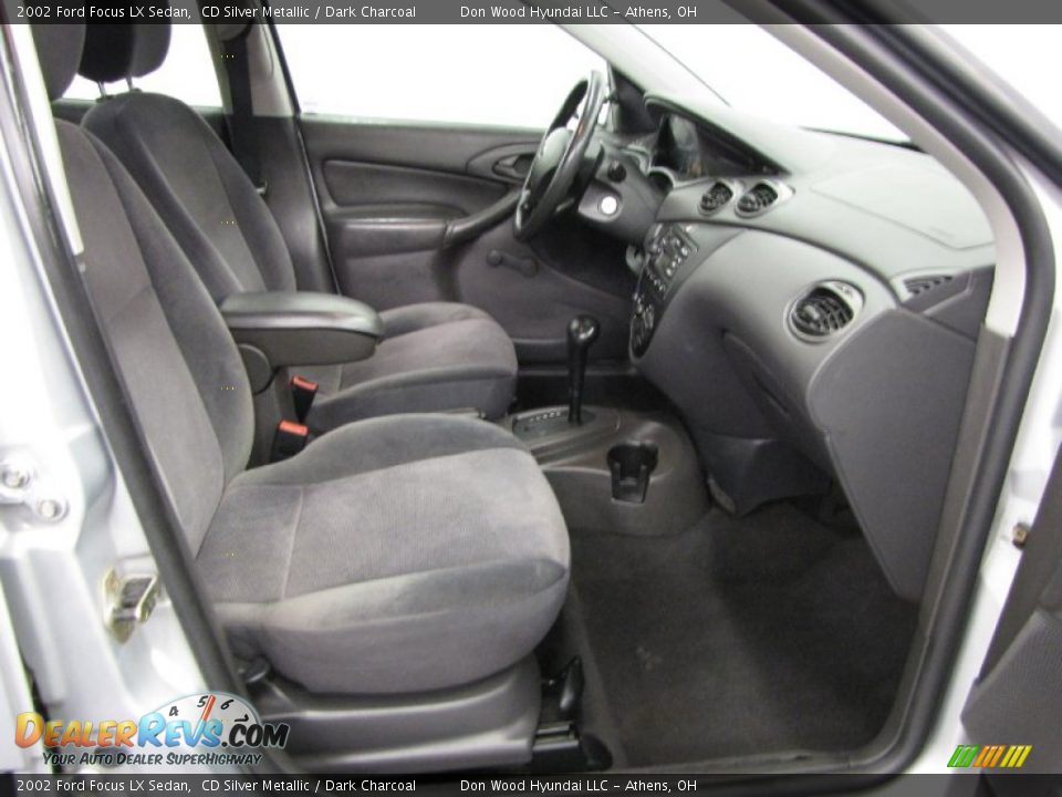 2002 Ford Focus LX Sedan CD Silver Metallic / Dark Charcoal Photo #9