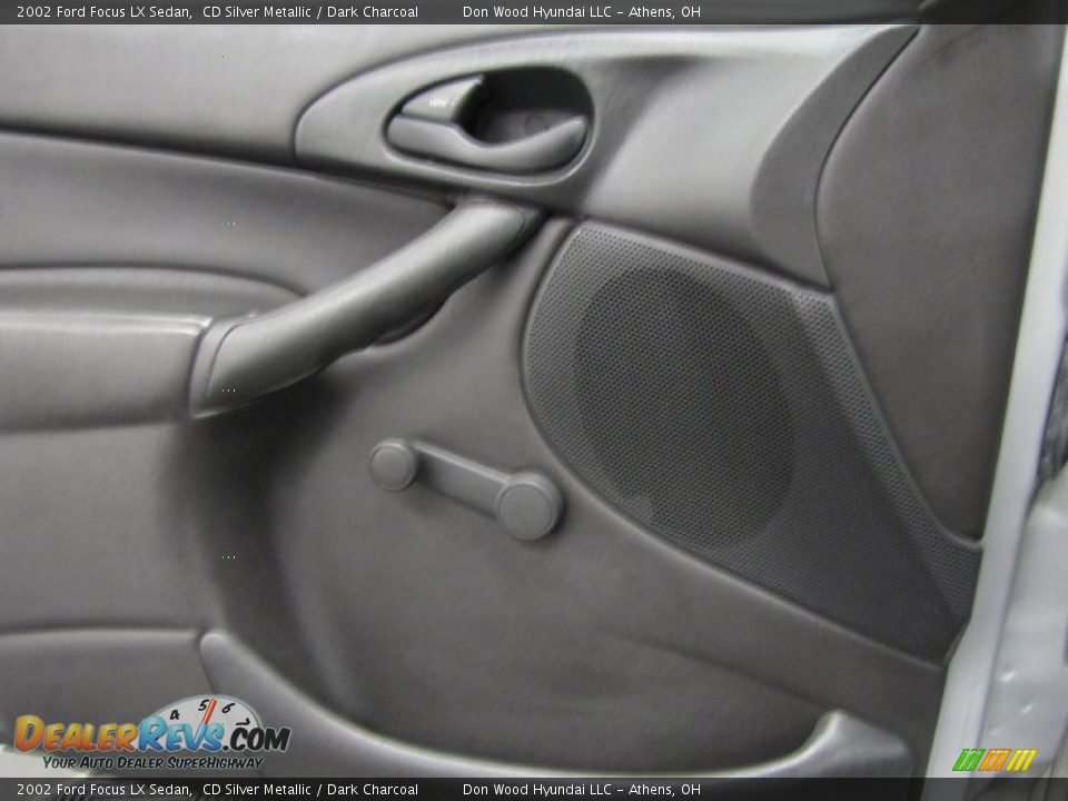 2002 Ford Focus LX Sedan CD Silver Metallic / Dark Charcoal Photo #10