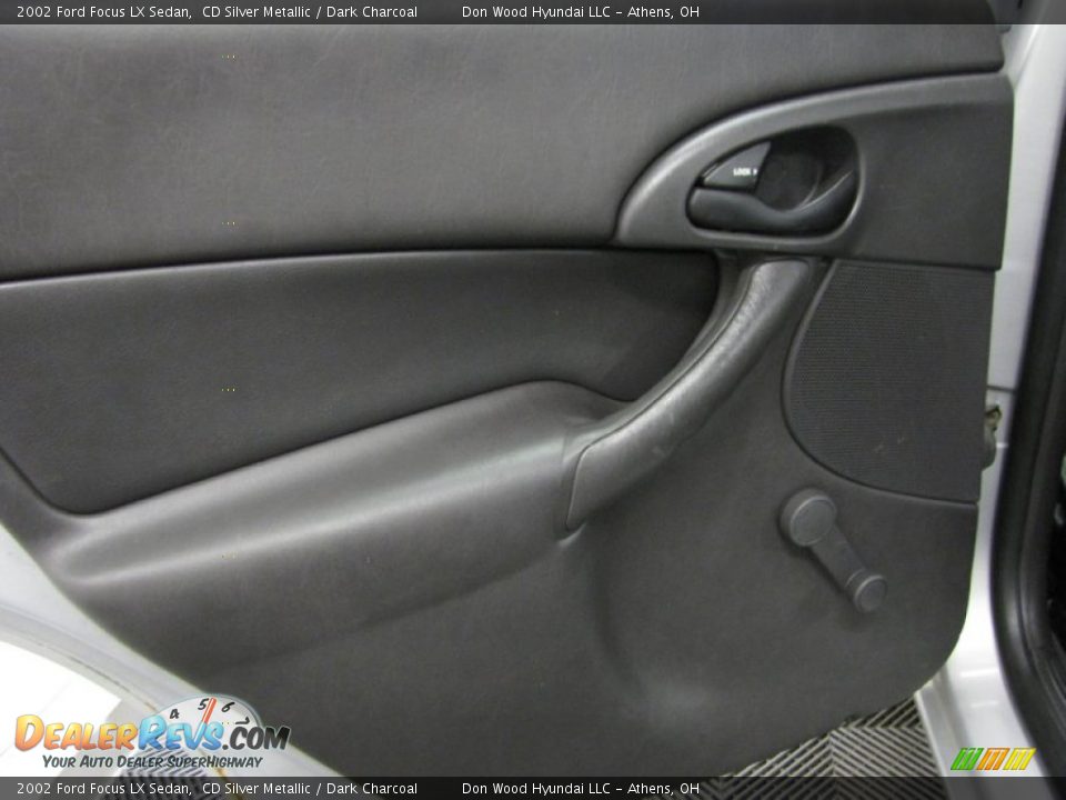 2002 Ford Focus LX Sedan CD Silver Metallic / Dark Charcoal Photo #11