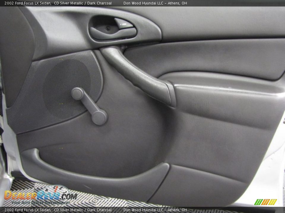 2002 Ford Focus LX Sedan CD Silver Metallic / Dark Charcoal Photo #13