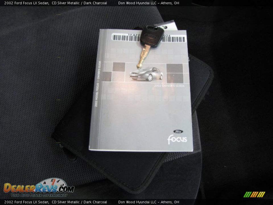 2002 Ford Focus LX Sedan CD Silver Metallic / Dark Charcoal Photo #24