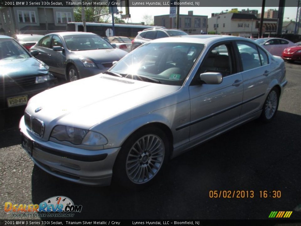 2001 BMW 3 Series 330i Sedan Titanium Silver Metallic / Grey Photo #3