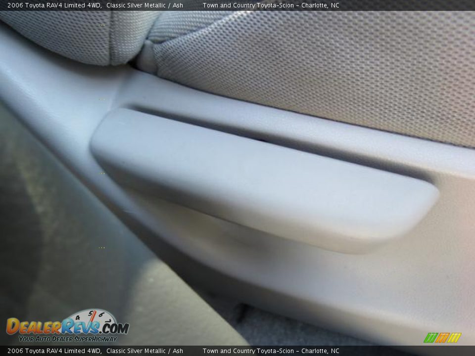 2006 Toyota RAV4 Limited 4WD Classic Silver Metallic / Ash Photo #25
