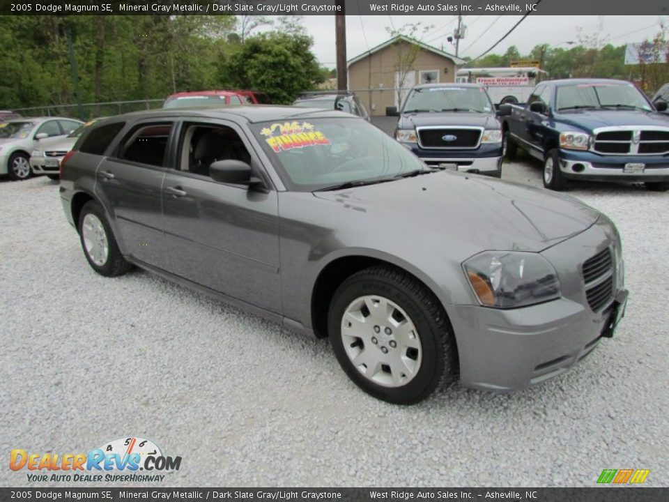2005 Dodge Magnum SE Mineral Gray Metallic / Dark Slate Gray/Light Graystone Photo #1