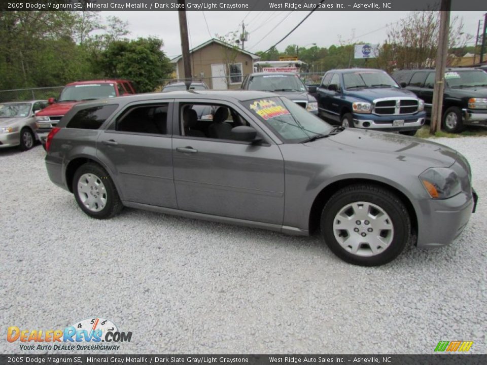 2005 Dodge Magnum SE Mineral Gray Metallic / Dark Slate Gray/Light Graystone Photo #2