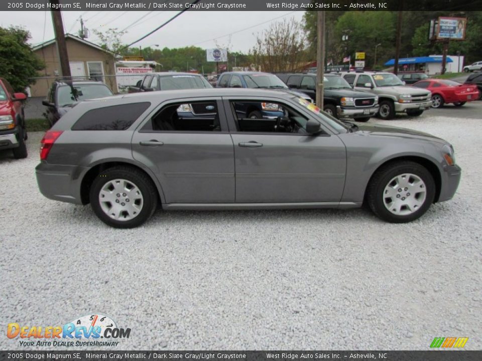 2005 Dodge Magnum SE Mineral Gray Metallic / Dark Slate Gray/Light Graystone Photo #3