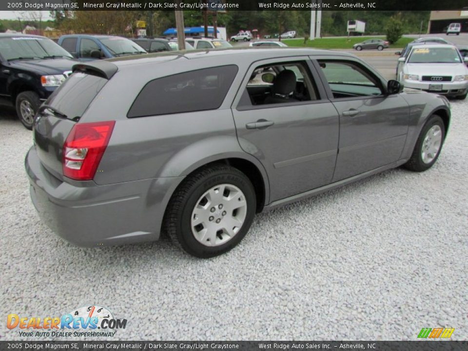 2005 Dodge Magnum SE Mineral Gray Metallic / Dark Slate Gray/Light Graystone Photo #4