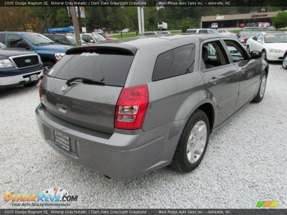 2005 Dodge Magnum SE Mineral Gray Metallic / Dark Slate Gray/Light Graystone Photo #5