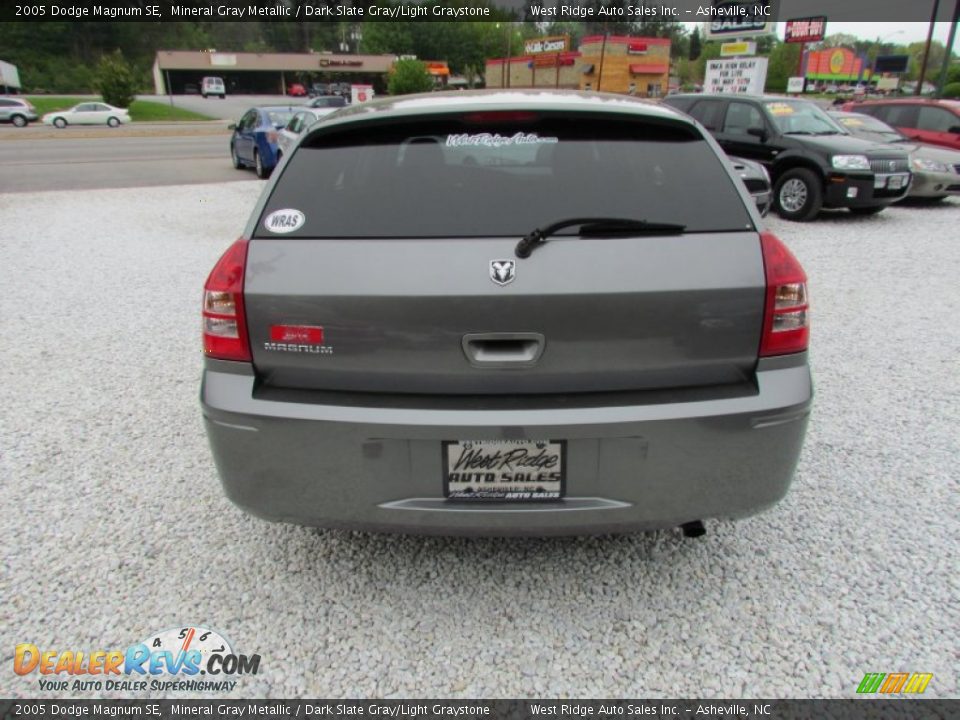 2005 Dodge Magnum SE Mineral Gray Metallic / Dark Slate Gray/Light Graystone Photo #6
