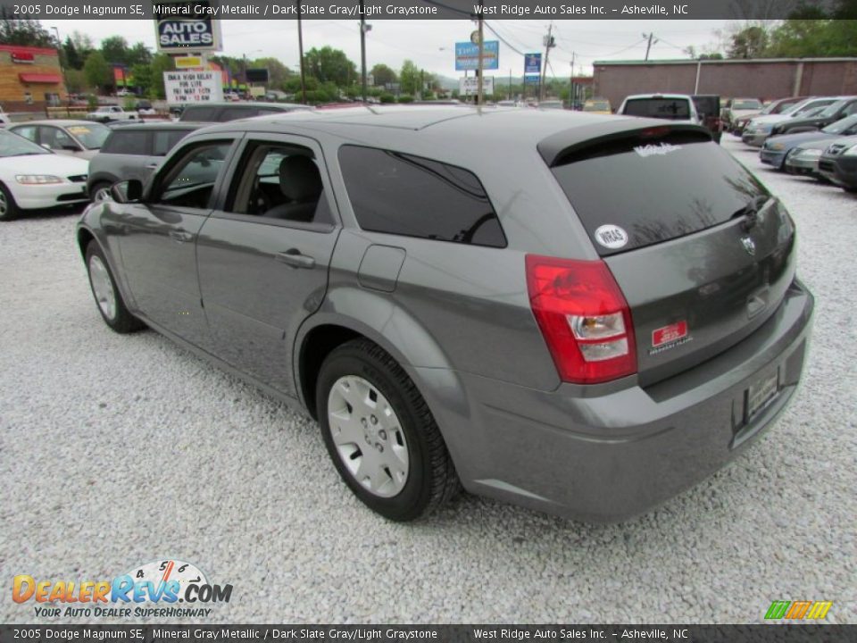 2005 Dodge Magnum SE Mineral Gray Metallic / Dark Slate Gray/Light Graystone Photo #7