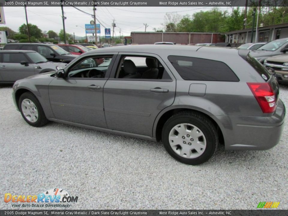 2005 Dodge Magnum SE Mineral Gray Metallic / Dark Slate Gray/Light Graystone Photo #8
