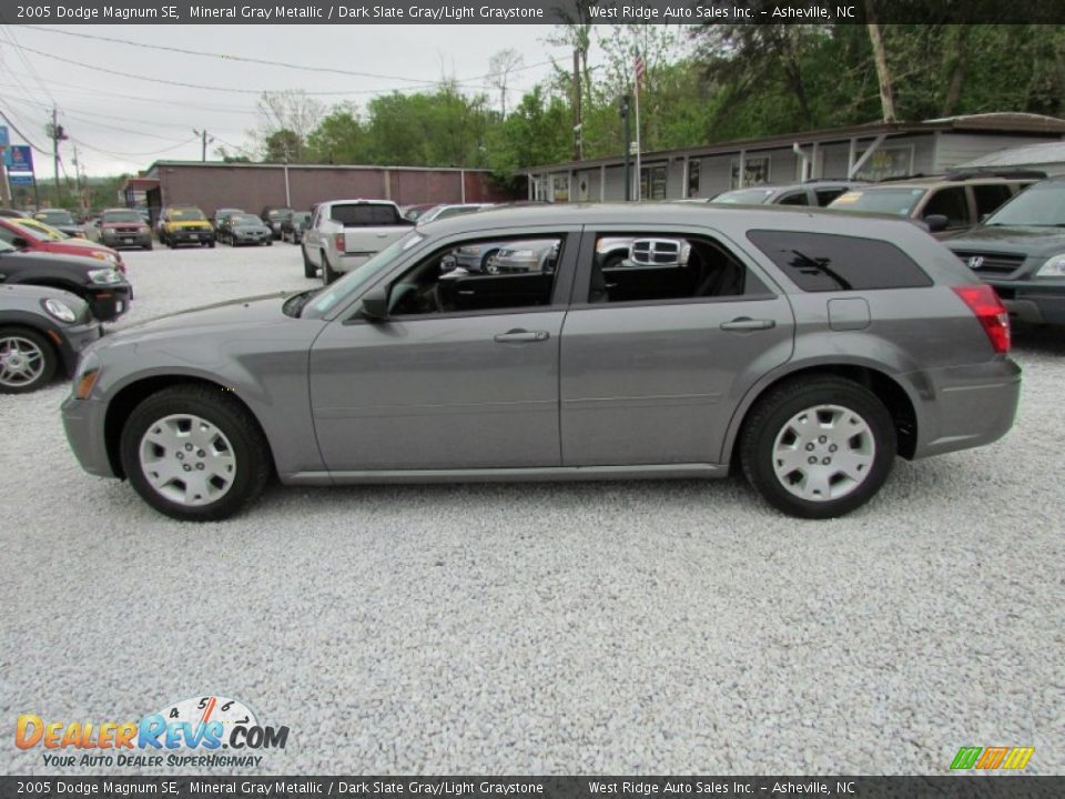 2005 Dodge Magnum SE Mineral Gray Metallic / Dark Slate Gray/Light Graystone Photo #9