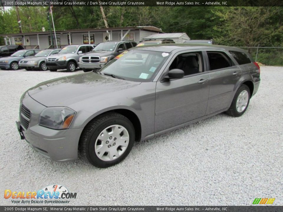 2005 Dodge Magnum SE Mineral Gray Metallic / Dark Slate Gray/Light Graystone Photo #10