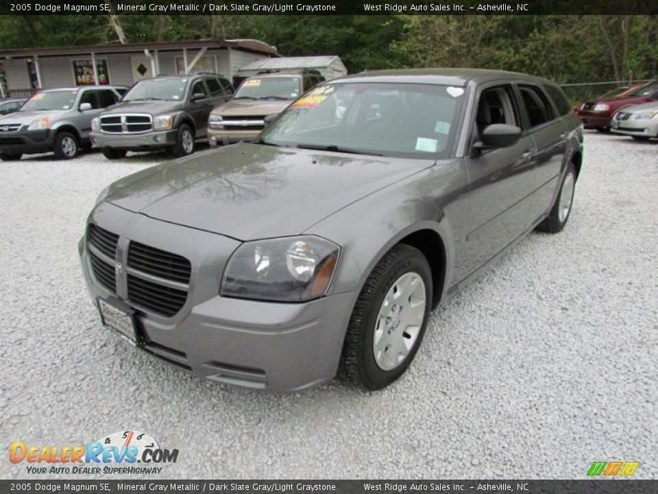 2005 Dodge Magnum SE Mineral Gray Metallic / Dark Slate Gray/Light Graystone Photo #11