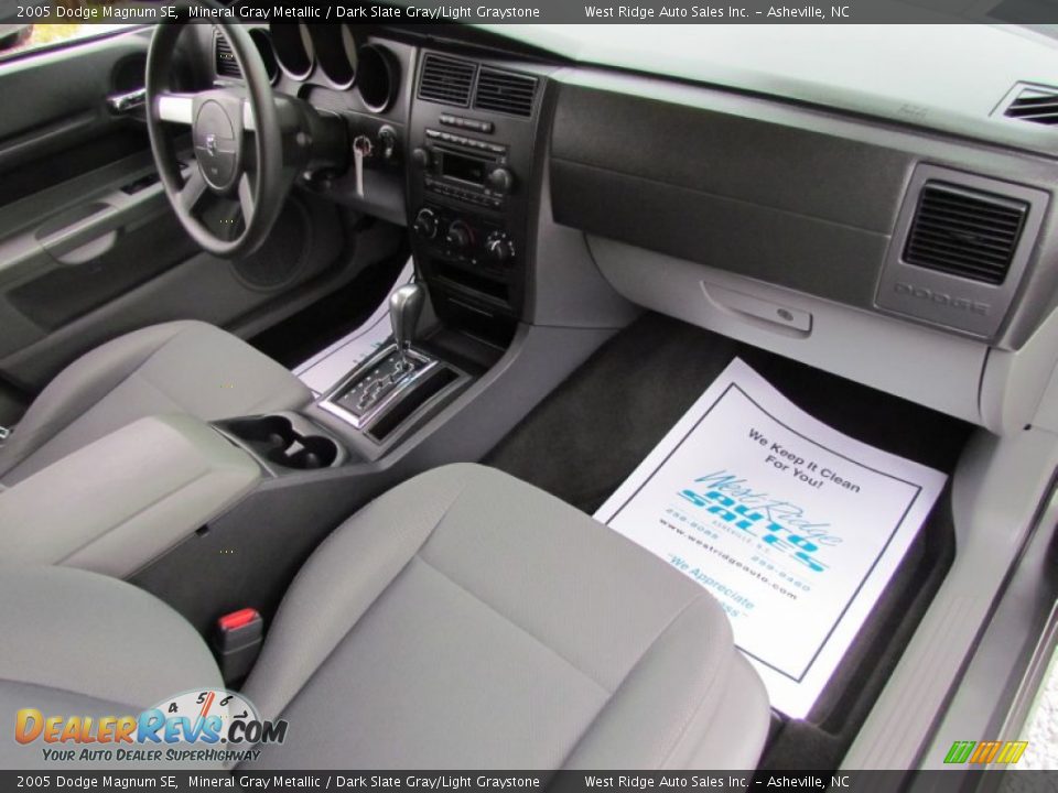 2005 Dodge Magnum SE Mineral Gray Metallic / Dark Slate Gray/Light Graystone Photo #14