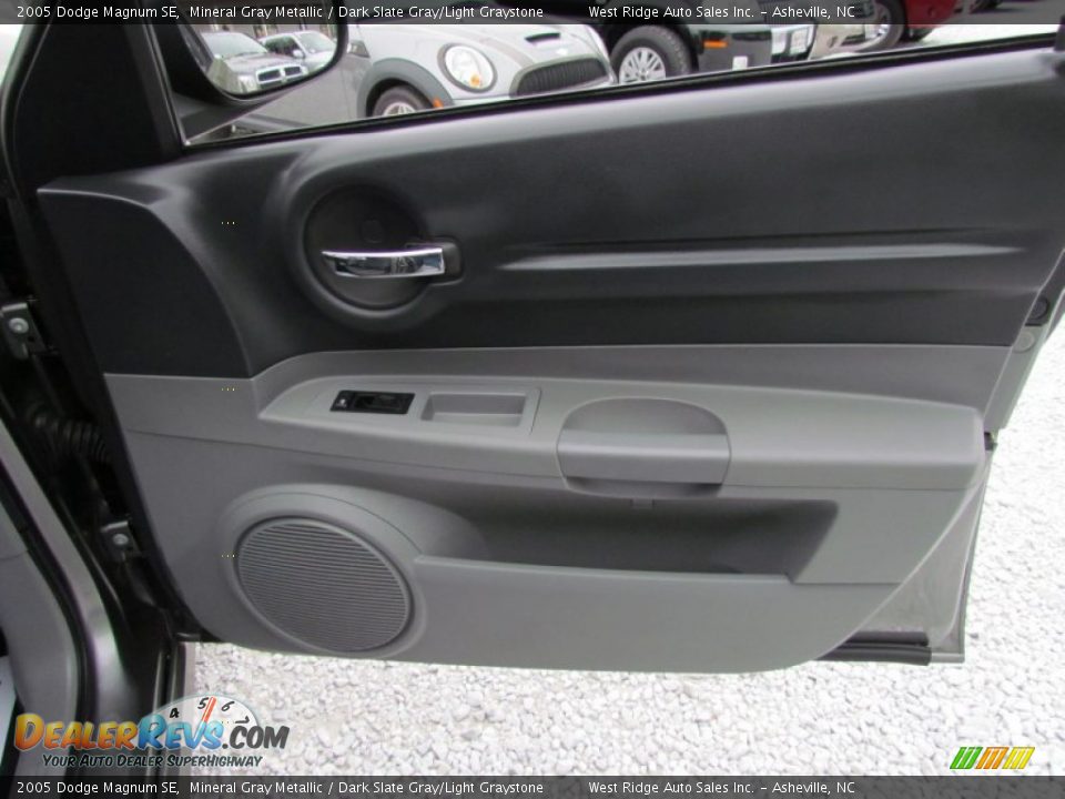 2005 Dodge Magnum SE Mineral Gray Metallic / Dark Slate Gray/Light Graystone Photo #15