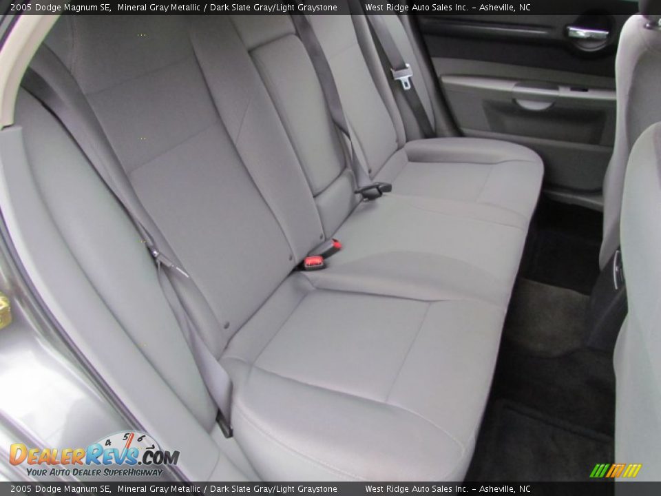 2005 Dodge Magnum SE Mineral Gray Metallic / Dark Slate Gray/Light Graystone Photo #16