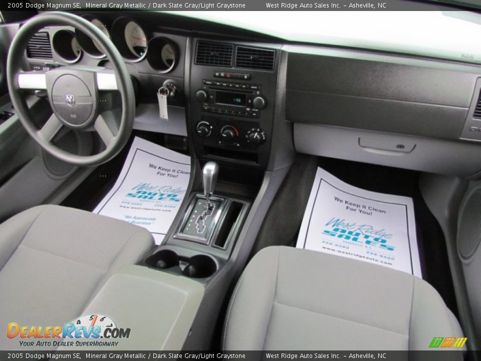 2005 Dodge Magnum SE Mineral Gray Metallic / Dark Slate Gray/Light Graystone Photo #17