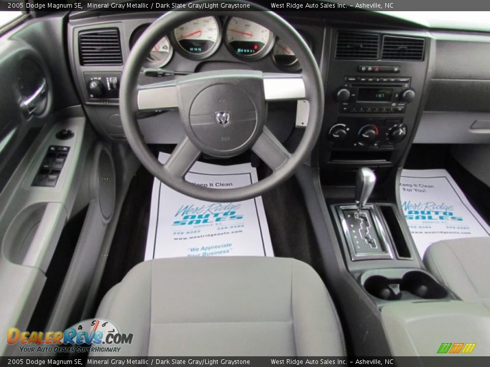 2005 Dodge Magnum SE Mineral Gray Metallic / Dark Slate Gray/Light Graystone Photo #20