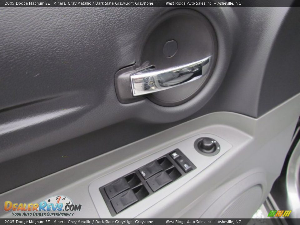 2005 Dodge Magnum SE Mineral Gray Metallic / Dark Slate Gray/Light Graystone Photo #23