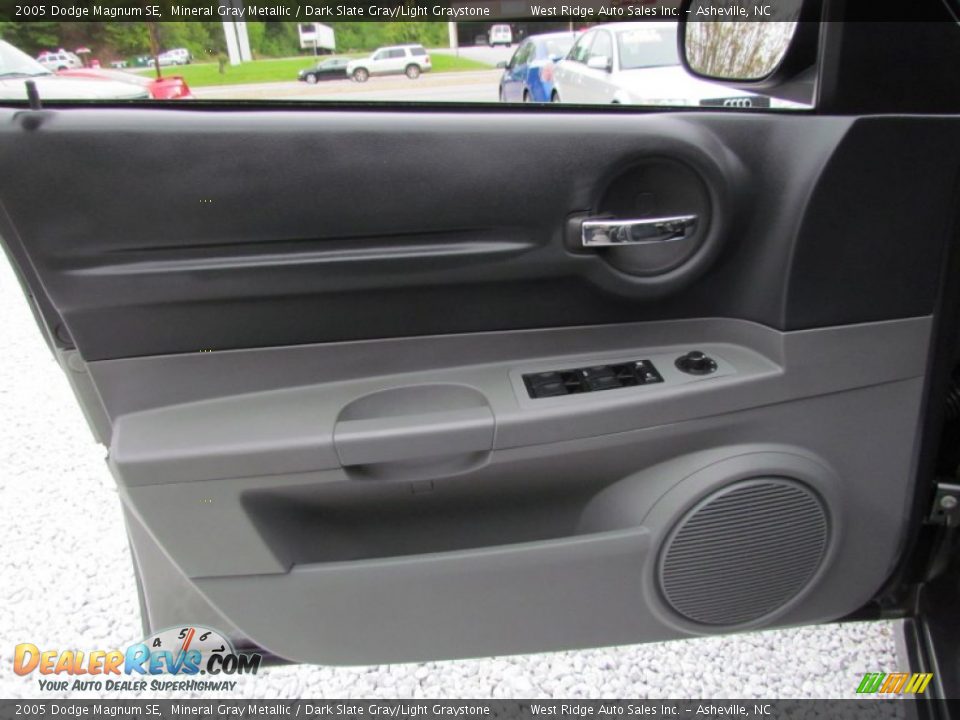 2005 Dodge Magnum SE Mineral Gray Metallic / Dark Slate Gray/Light Graystone Photo #24