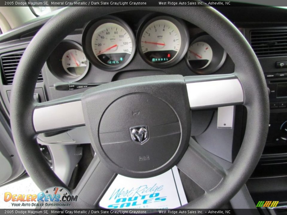 2005 Dodge Magnum SE Mineral Gray Metallic / Dark Slate Gray/Light Graystone Photo #25