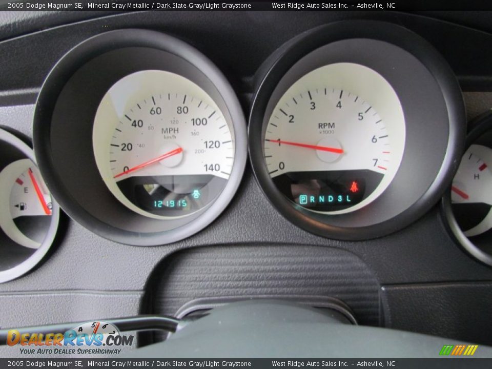 2005 Dodge Magnum SE Mineral Gray Metallic / Dark Slate Gray/Light Graystone Photo #26