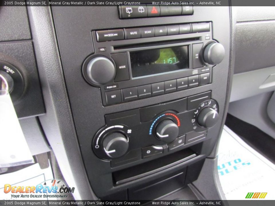 2005 Dodge Magnum SE Mineral Gray Metallic / Dark Slate Gray/Light Graystone Photo #27