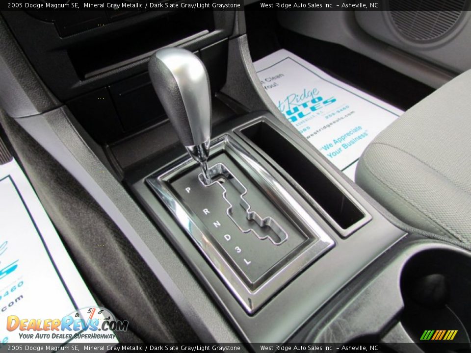 2005 Dodge Magnum SE Mineral Gray Metallic / Dark Slate Gray/Light Graystone Photo #28
