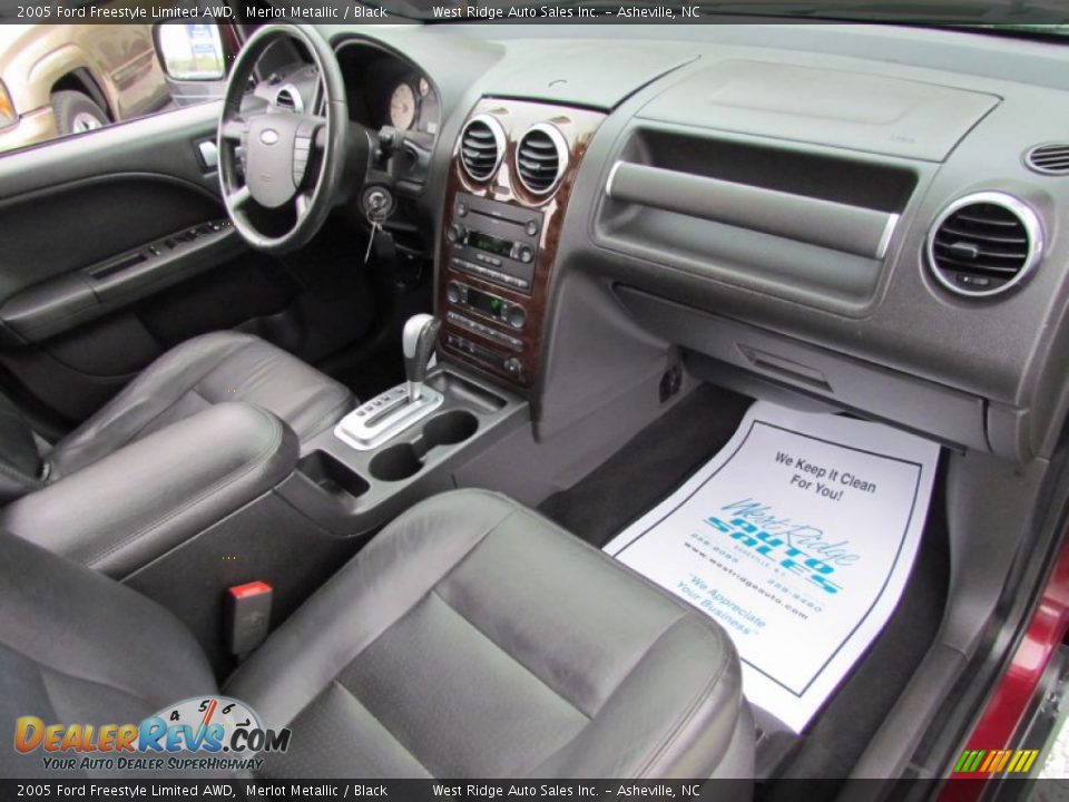 Dashboard of 2005 Ford Freestyle Limited AWD Photo #15
