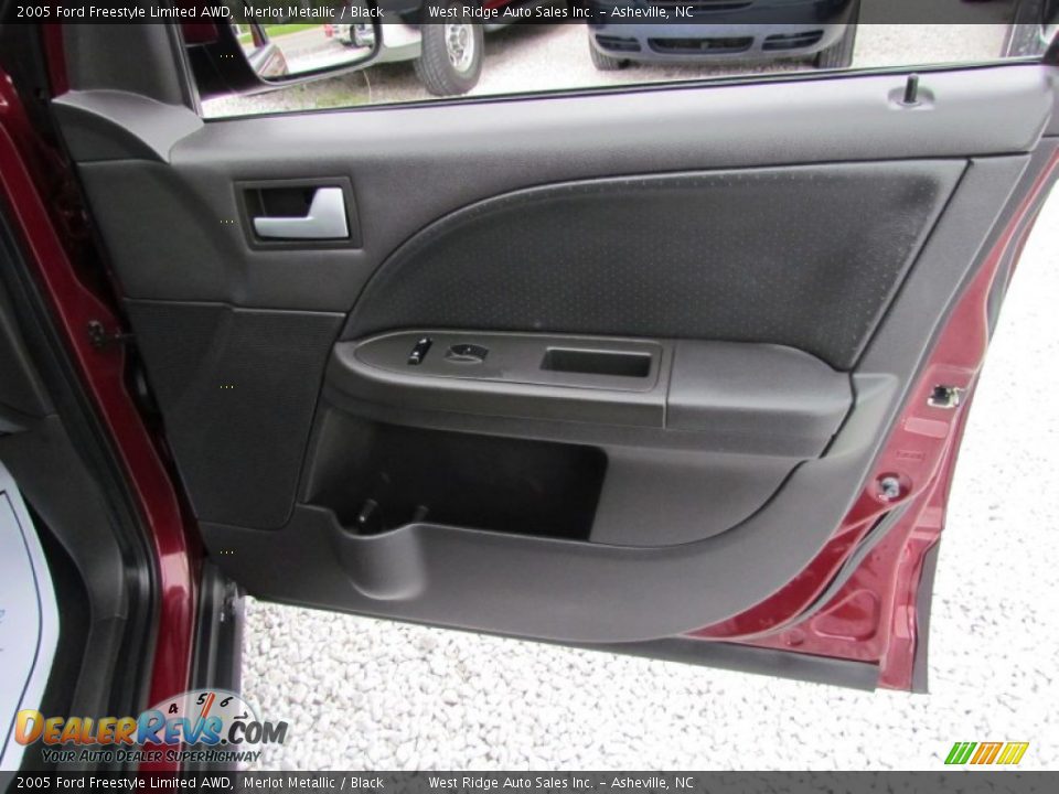 Door Panel of 2005 Ford Freestyle Limited AWD Photo #16