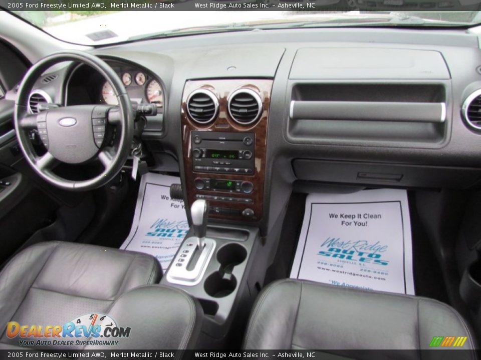 Dashboard of 2005 Ford Freestyle Limited AWD Photo #19
