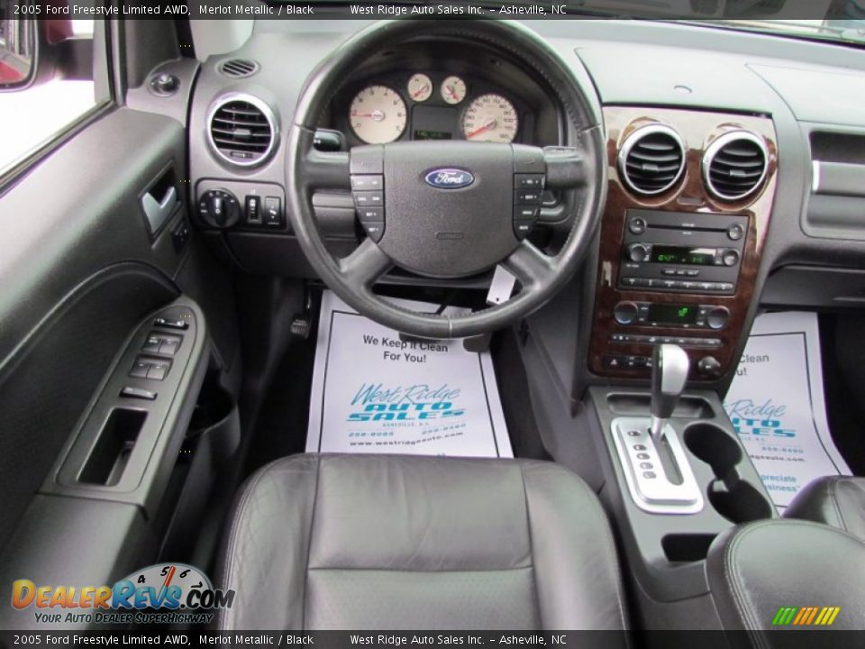 Dashboard of 2005 Ford Freestyle Limited AWD Photo #21