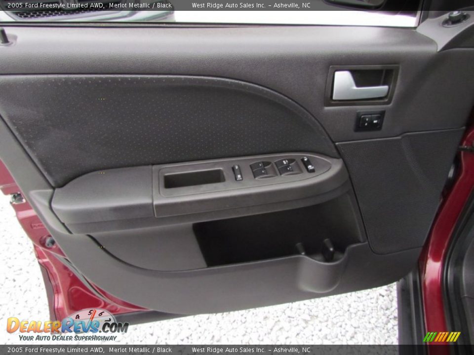 Door Panel of 2005 Ford Freestyle Limited AWD Photo #22