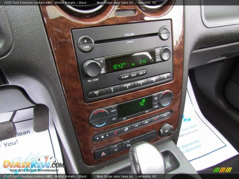 Controls of 2005 Ford Freestyle Limited AWD Photo #27