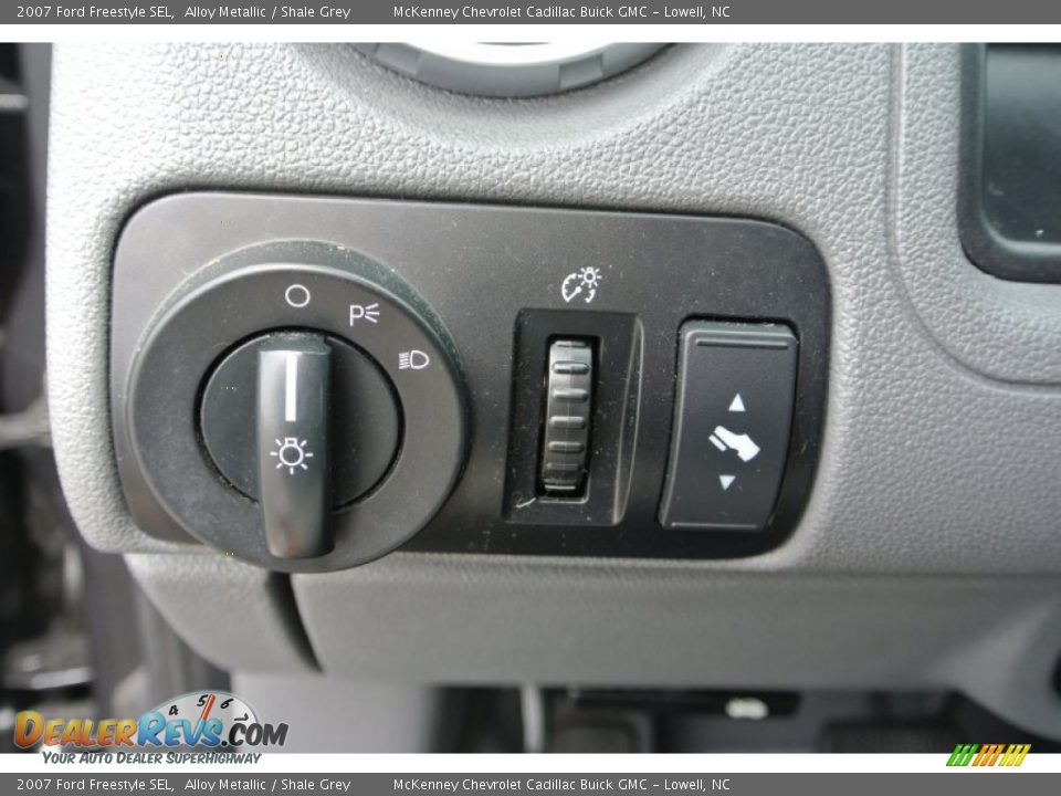 Controls of 2007 Ford Freestyle SEL Photo #11