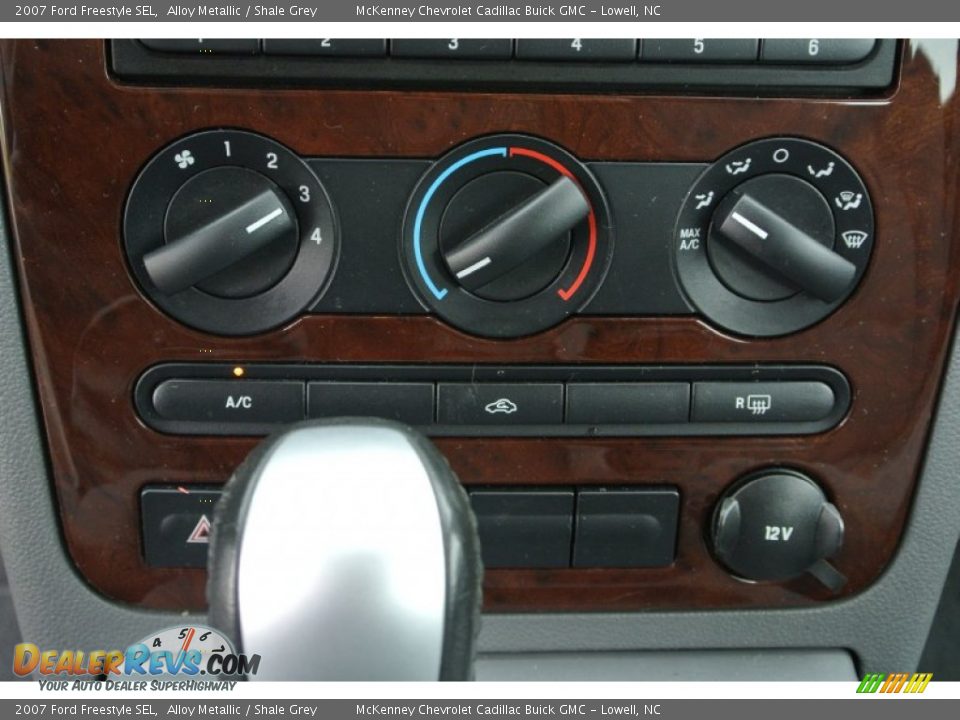 Controls of 2007 Ford Freestyle SEL Photo #13